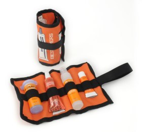 Kit contenente vari prodotti chimici necessari per la manutenzione delle mute subacquee. Vista dall'alto